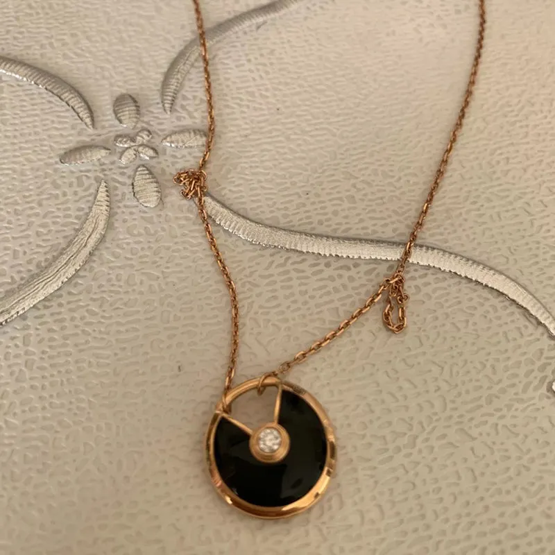 18K Gold Round Cut Diamond Gestone Fashion Pendant Necklace