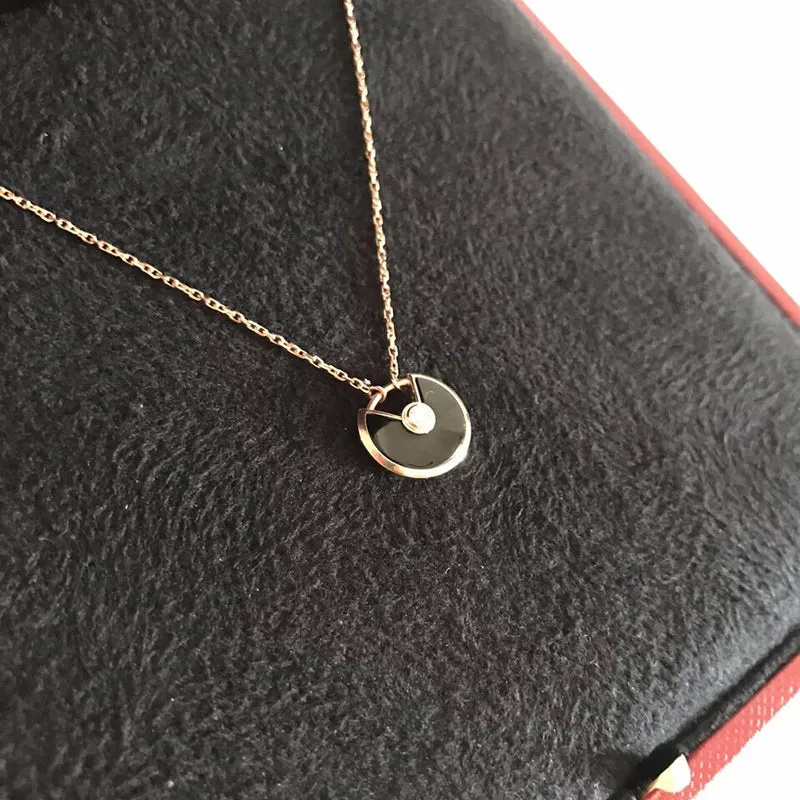 18K Gold Round Cut Diamond Gestone Fashion Pendant Necklace