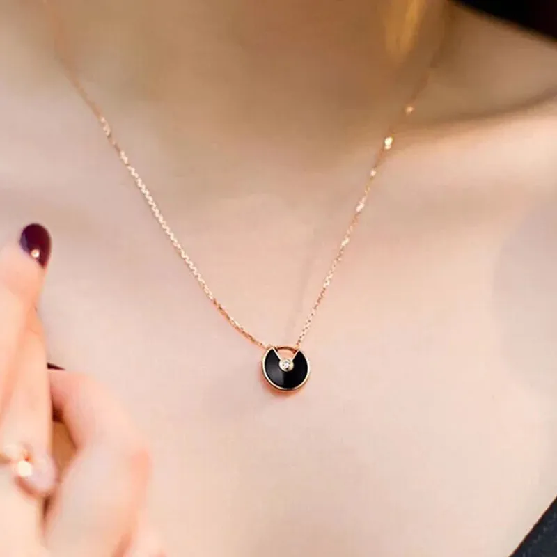 18K Gold Round Cut Diamond Gestone Fashion Pendant Necklace