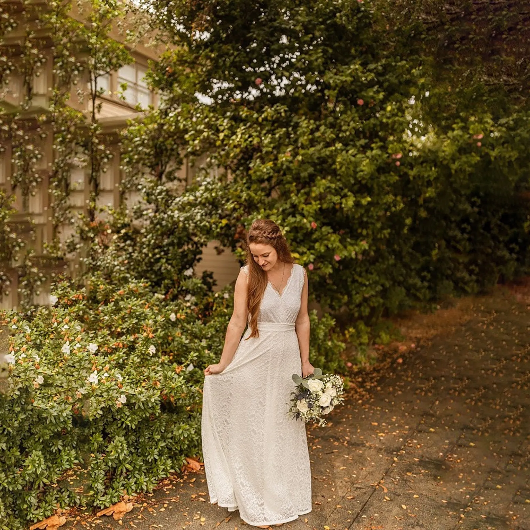 Sleeveless Ivory Lace Wedding Gown #1150
